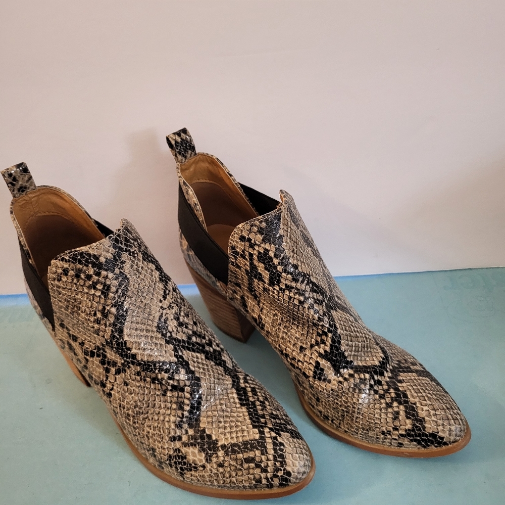Dolce Vita Ladies Snakeskin Booties sz 7.5